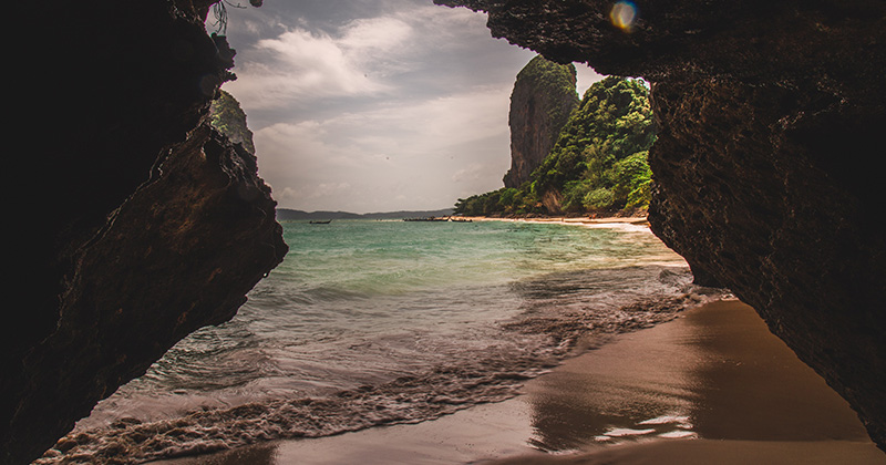 More a pláže, ktoré sa nachádzajú na obrázku sú taktiež typické pre Thajsko