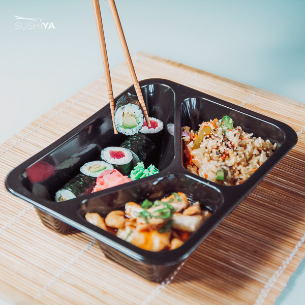 Na obrázku nachádza Bento box. Ide o jedlo v krabičke známe aj ako bentóbako.