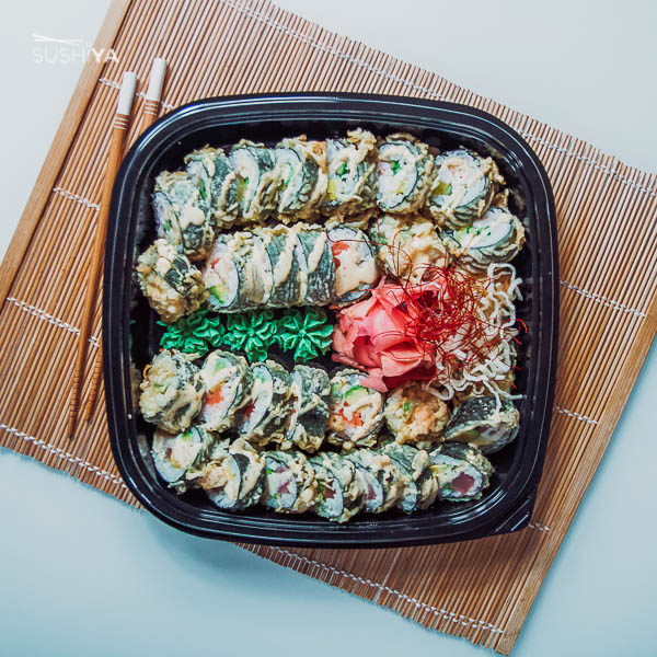 Na obrázku sa nachádza Tempura, čo je typické japonské jedlo v podobe morských plodov, mäsa a zeleniny.