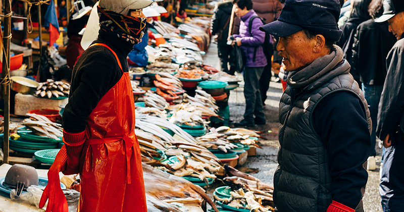 Na obrázku je klasický trh s rybami v Ázii. Nákup týchto produktov je základom pre prípravu dobrého sushi