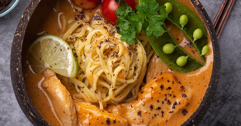 Na obrázku je massaman karí servírované v miske