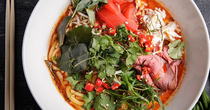 Na obrázku je panang karí servírované v miske