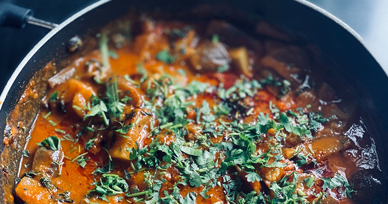 Na obrázku je červené karí servírované v miske